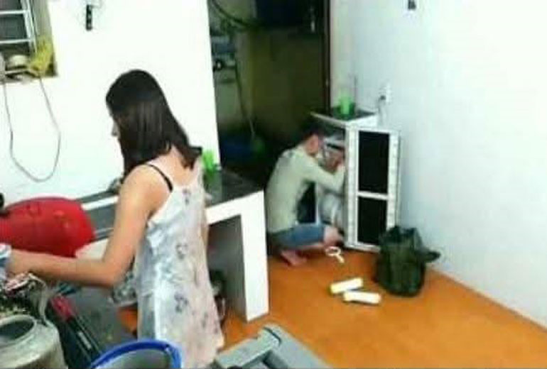 Lộ Clip Hot 18+ Cô Vợ Địt Nhau Với Anh Thợ Sửa Ống Nước Lúc Chồng Vắng Nhà